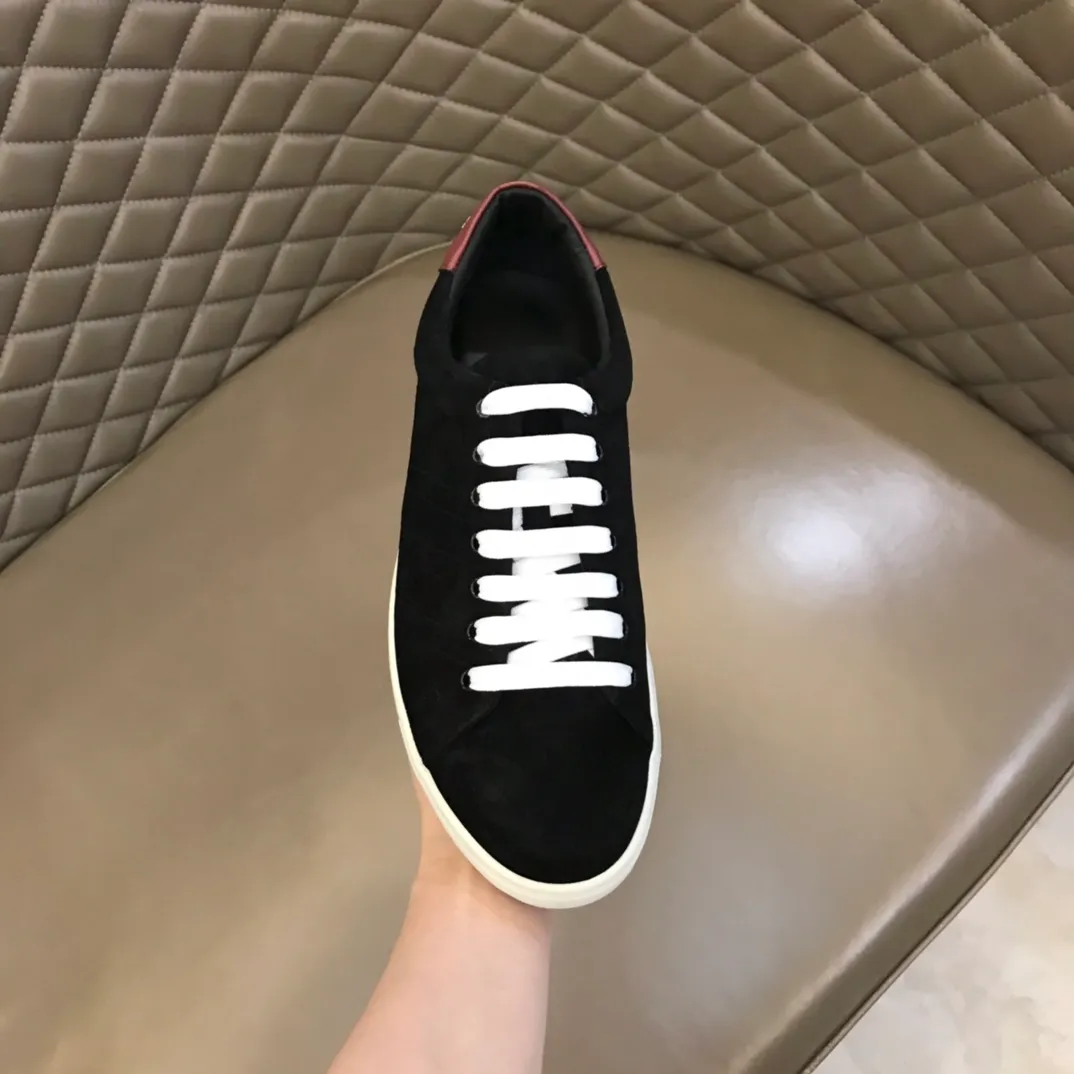 ¥380 ▫️B’s men’s classic low-top sneakers are reinterpreted in Vintage plaid cotton and cowhide materials, and decorated with a new brand logo. First-layer cowhide lining, heel decorated with Burberry lettering embossed logo, original outsole 38-45